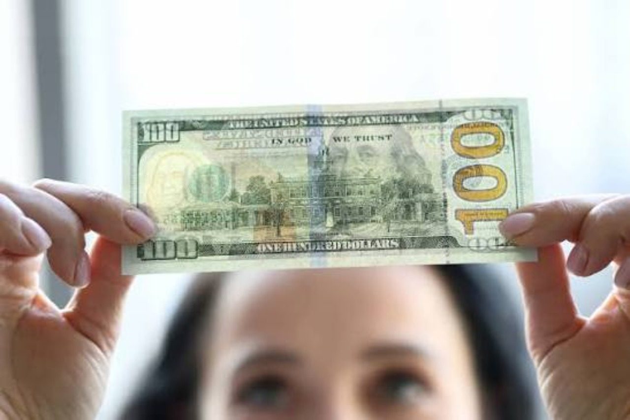 How Counterfeit Currency Finds Its Way Into Small Businesses